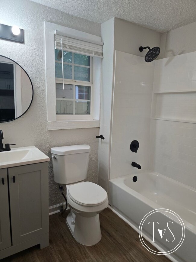 Building Photo - Move-in ready NOW!