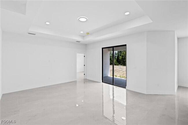 Building Photo - 620 Raintree St E
