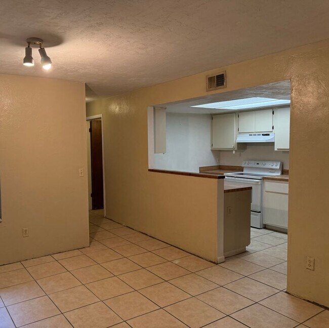 Building Photo - 4304 SW 70th Terrace