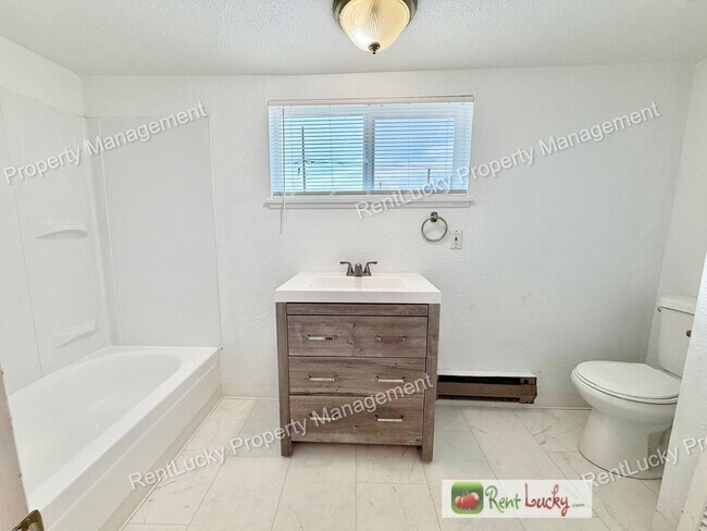 Building Photo - Amazing 3 Bedroom Home in Beacon Hill with Extra Parking and Great Layout!