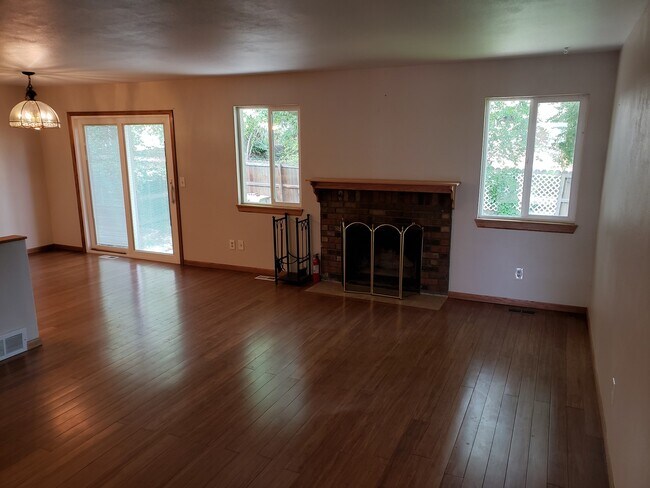Building Photo - BEAUTIFUL HOME IN BROOMFIELD WITH FENCED IN YARD - AVAILABLE 8/6/26