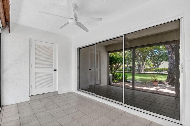 Building Photo - 708 Lago Rd