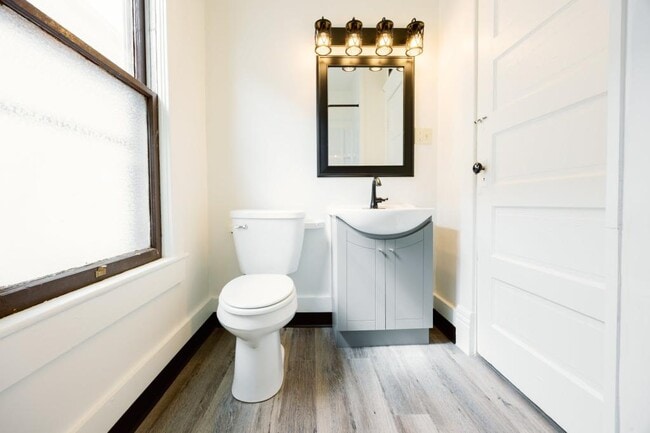 Building Photo - 218 1/2 W 7th