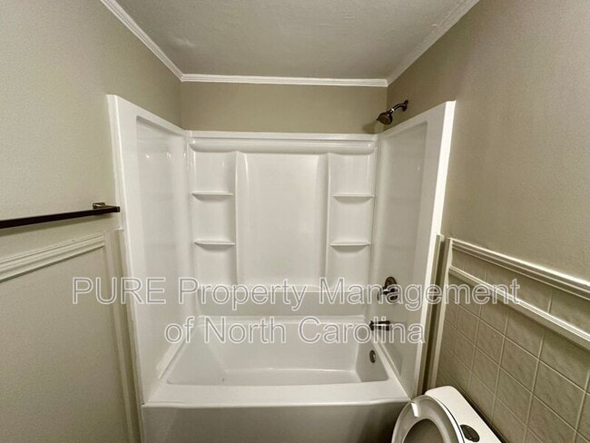 Building Photo - 221 Bookington Dr