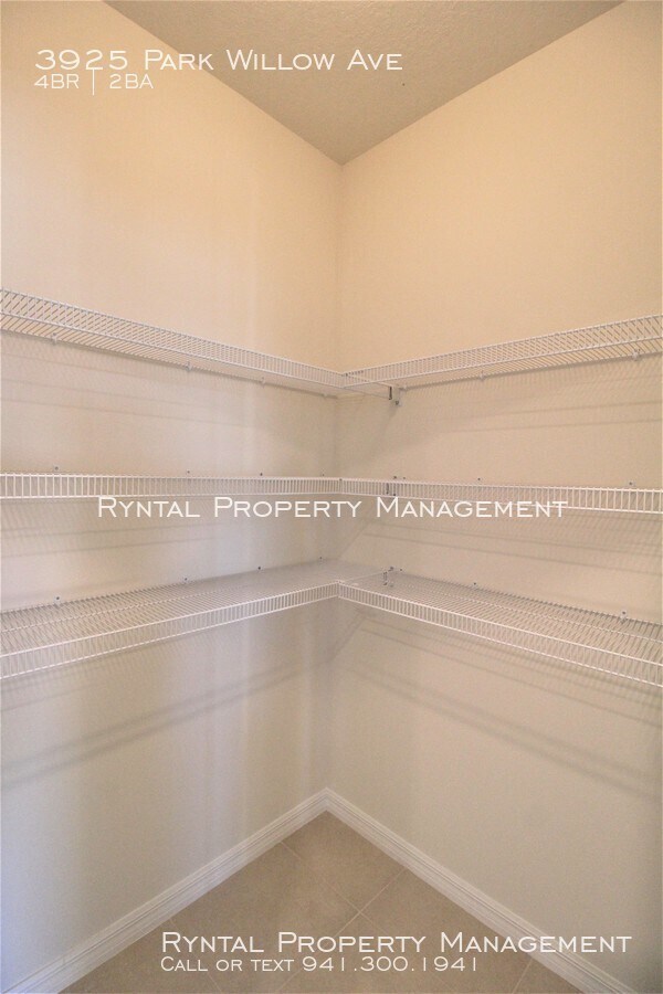 Building Photo - 3925 Park Willow Ave