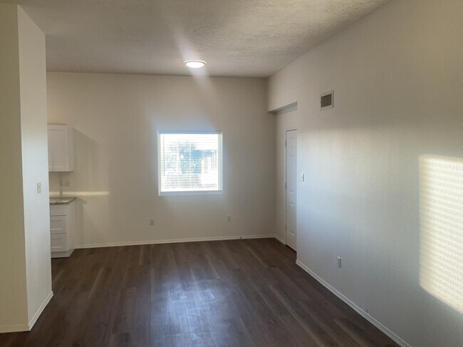 Building Photo - 10428 Pamplona St NW