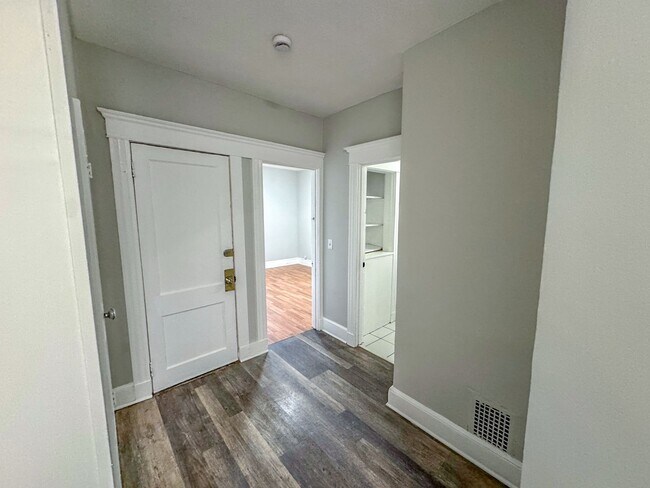 Building Photo - 318-320 Howard Ave