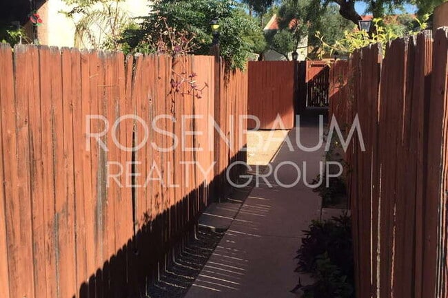 Building Photo - 2625 N Alvernon Way