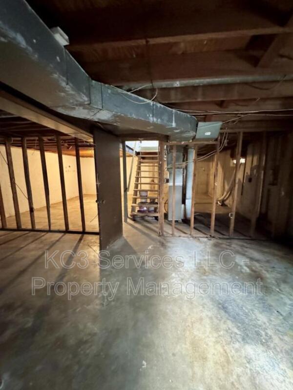 Building Photo - 1023 SW Kingscross Rd