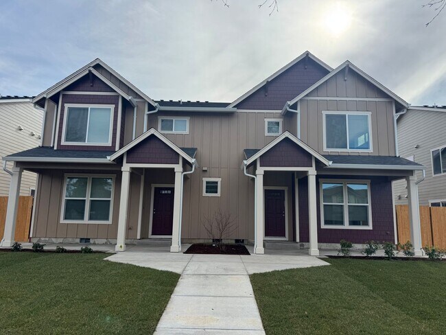 Building Photo - Brand New 3 Bed / 2.5 Bath Duplex! $250 Am...