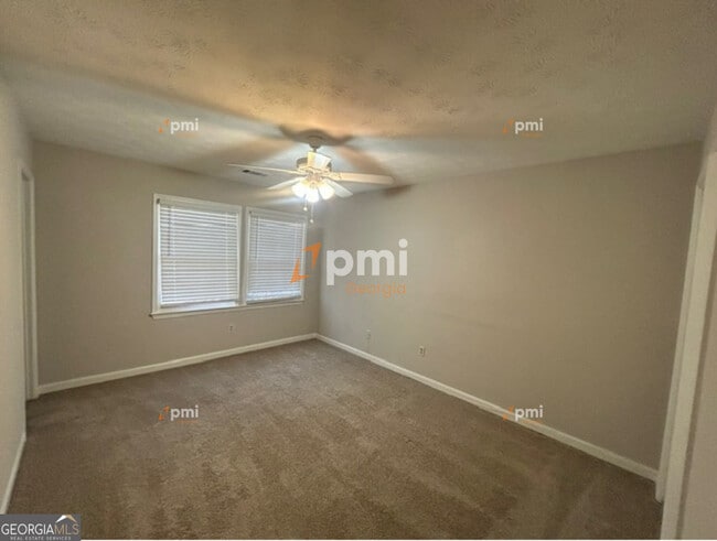 Building Photo - 667 Rae Dr SW