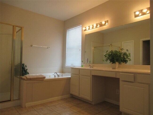 Building Photo - 120 Crystal Ct