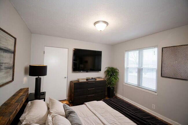 Building Photo - "Charming 2-Bedroom Retreat with Hardwood Elegance in Indianapolis"