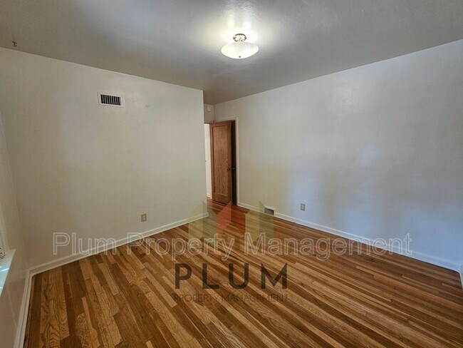 Building Photo - 407 S 5th St E