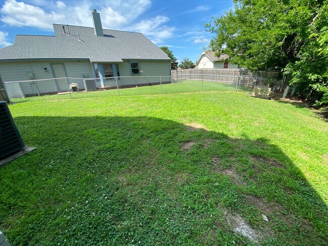 Building Photo - Updated 3 Bedroom, 2-1/2 Bathroom House on a Cul-de-sac