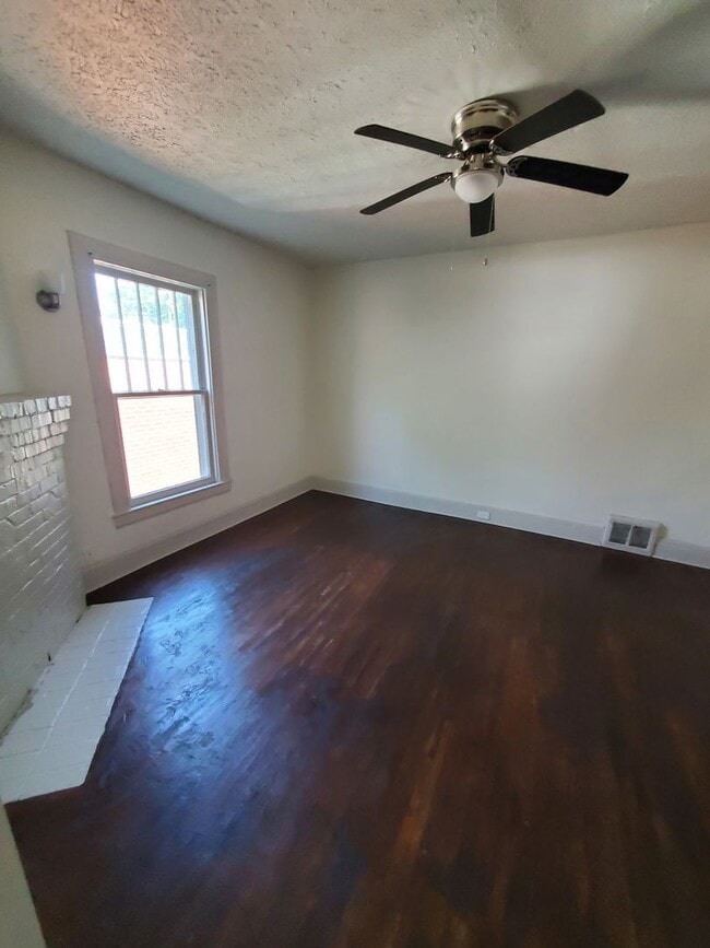 Building Photo - 306 Holbrook St