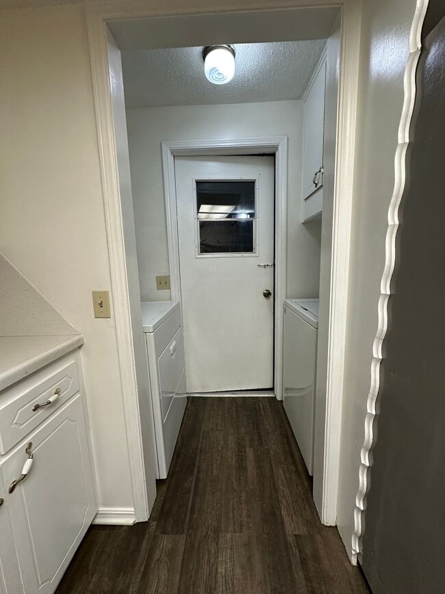 Building Photo - 4 Bed, 2 Bath house w/1 car garage