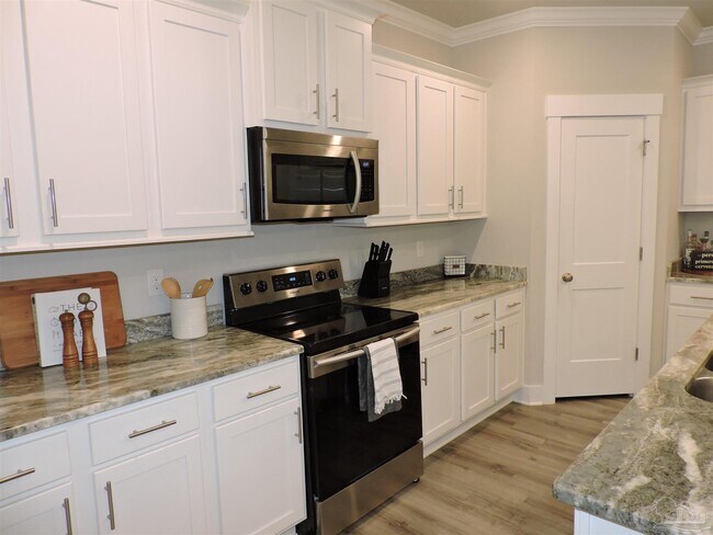 Building Photo - 8823 Airway Dr