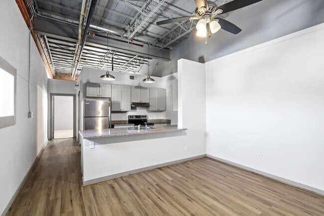 Building Photo - 612 E Texas Ave