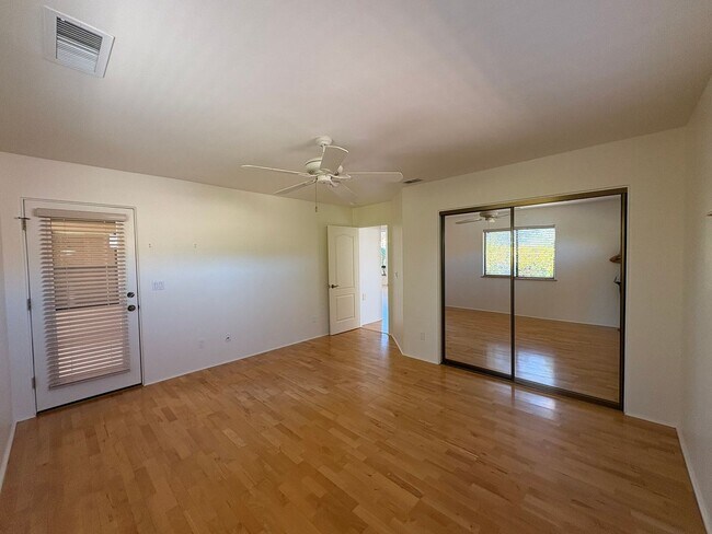 Building Photo - HOUSE-VILLAGE OF OAK CREEK