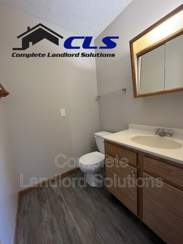 Building Photo - 558 College Ave