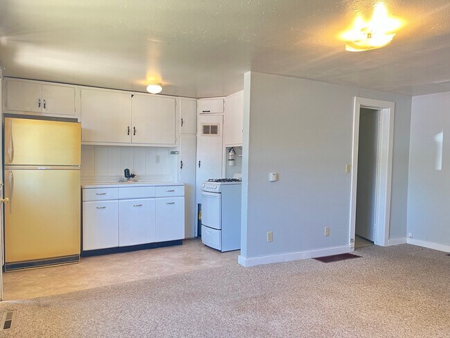 Building Photo - 1206 W Tomichi Ave