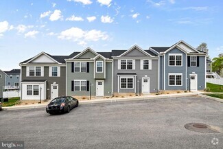 Building Photo - 2801 Pinewood Ln