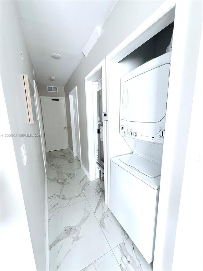 Building Photo - 11020 SW 42nd Terrace