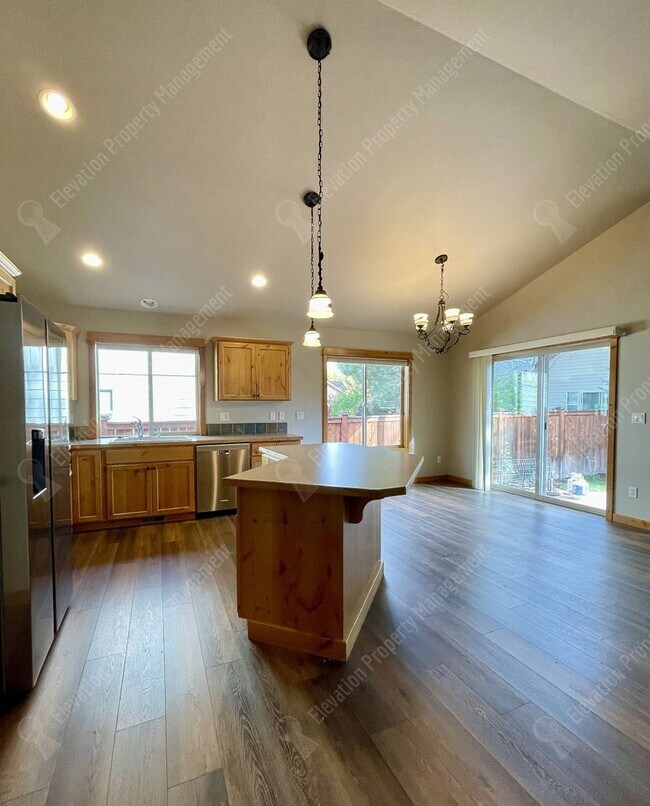 Building Photo - 3-BR mountain-style home in SE Bend