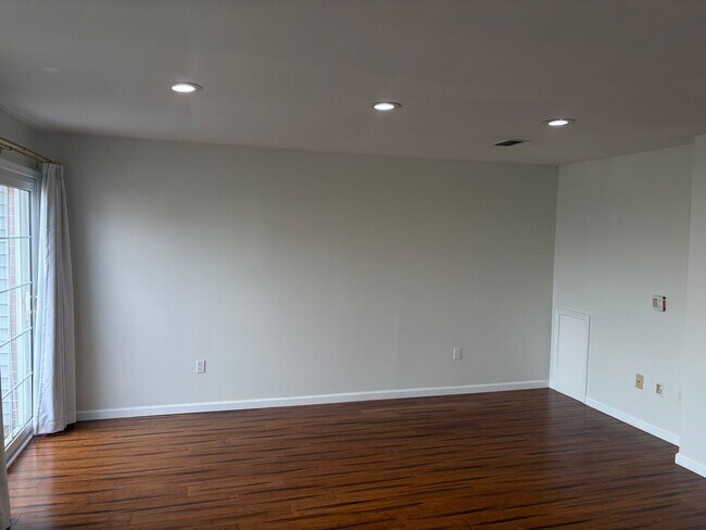 Building Photo - Well Maintained 2nd Floor Condo Now Available in Northridge Estates