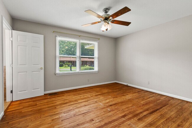 Building Photo - 2496 Valley View Ln