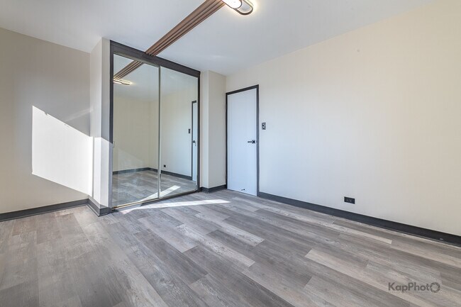 Building Photo - 7337 S South Shore Dr