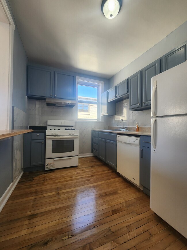 Building Photo - 1058 W Columbia Ave