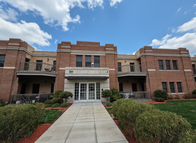 Building Photo - 286 Main St