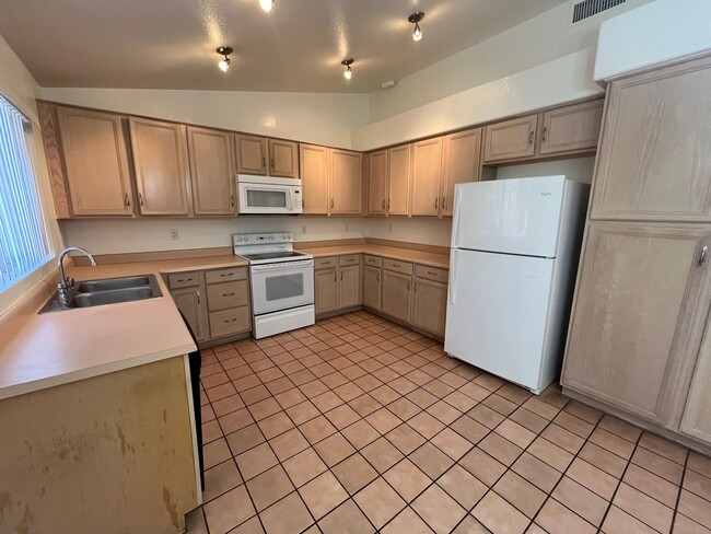 Building Photo - 4 Weeks of Free Rent! - Three bedroom Sing...