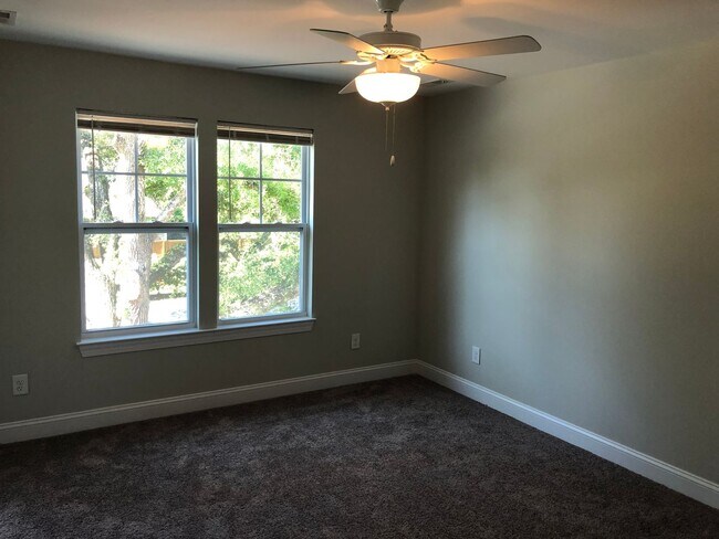 Building Photo - Student Friendly 3 Bedroom Single Family Home