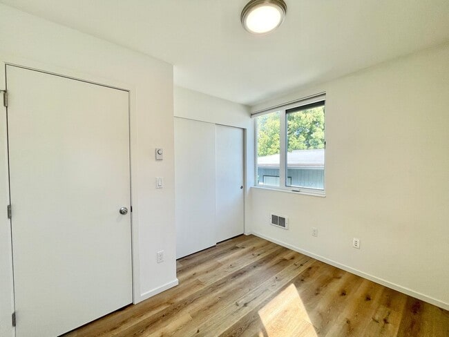 Building Photo - Spacious Modern Townhome in UD!!