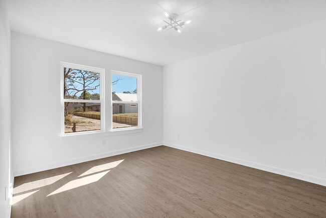 Building Photo - 706 S Brevard St