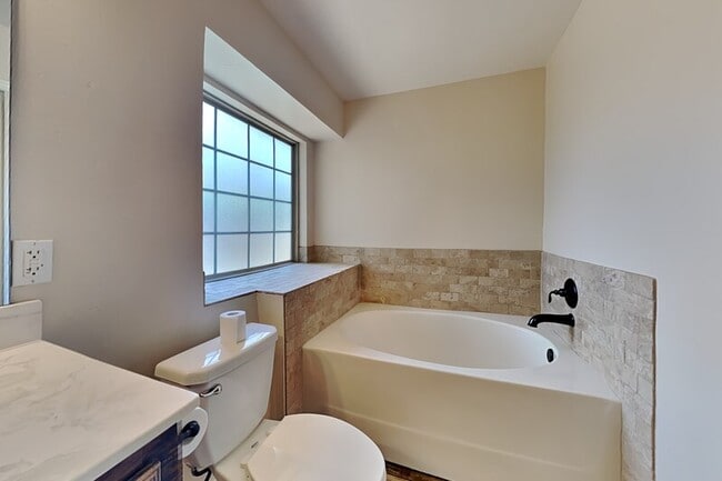 Building Photo - 12505 Edison Dr