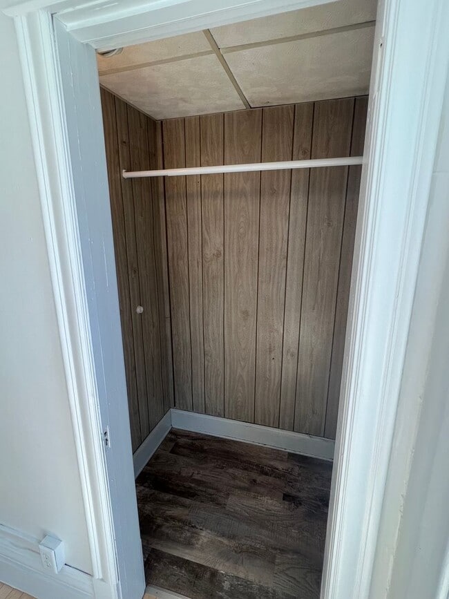 Building Photo - AVAILABLE JUNE - 4 Bed 1.5 Bath Home in Superior