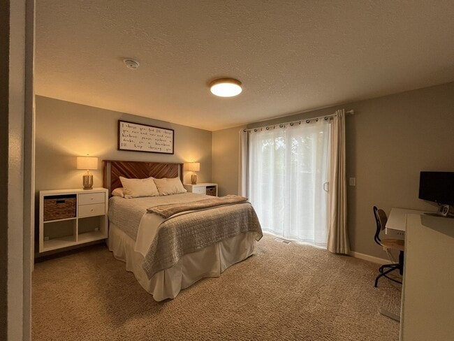 Building Photo - Charming Home Near Nike Campus with Vaulted Ceilings & Updated Kitchen