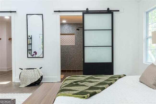 Building Photo - 2749 Memorial Dr SE