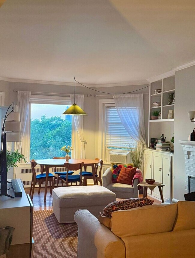 Building Photo - Spacious Back Bay 1 Bed w/ Common Outdoor ...