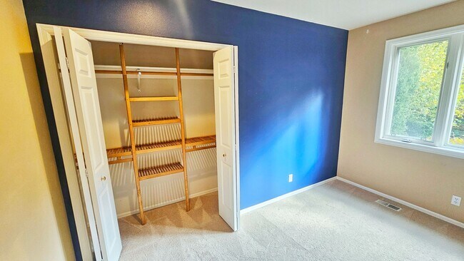 Building Photo - Beautiful 4 Bed 2.5 Bath  3190 sq ft Home in Lakemont, Bellevue