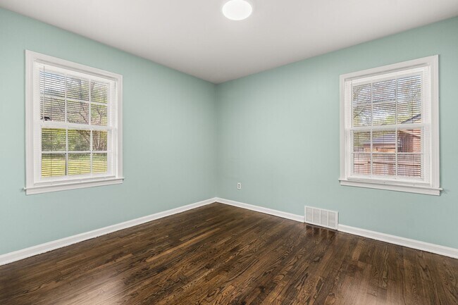 Building Photo - Renovated 4 Bedroom 1.5 Bath Home