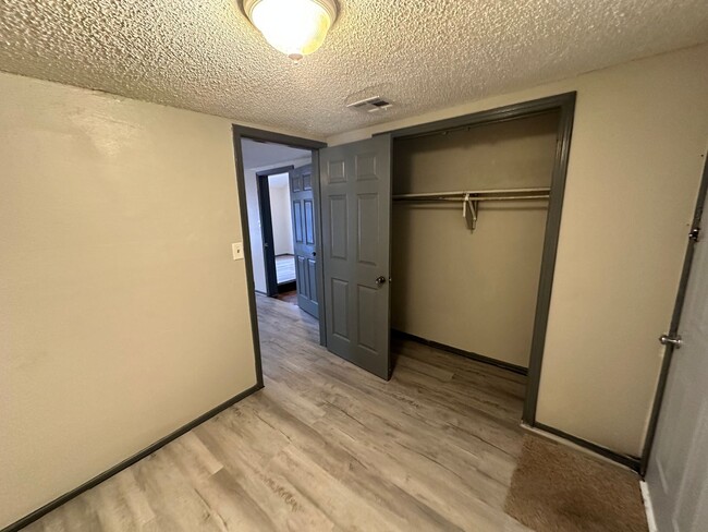 Building Photo - Remodeled 3 bed 1 bath in Central OKC