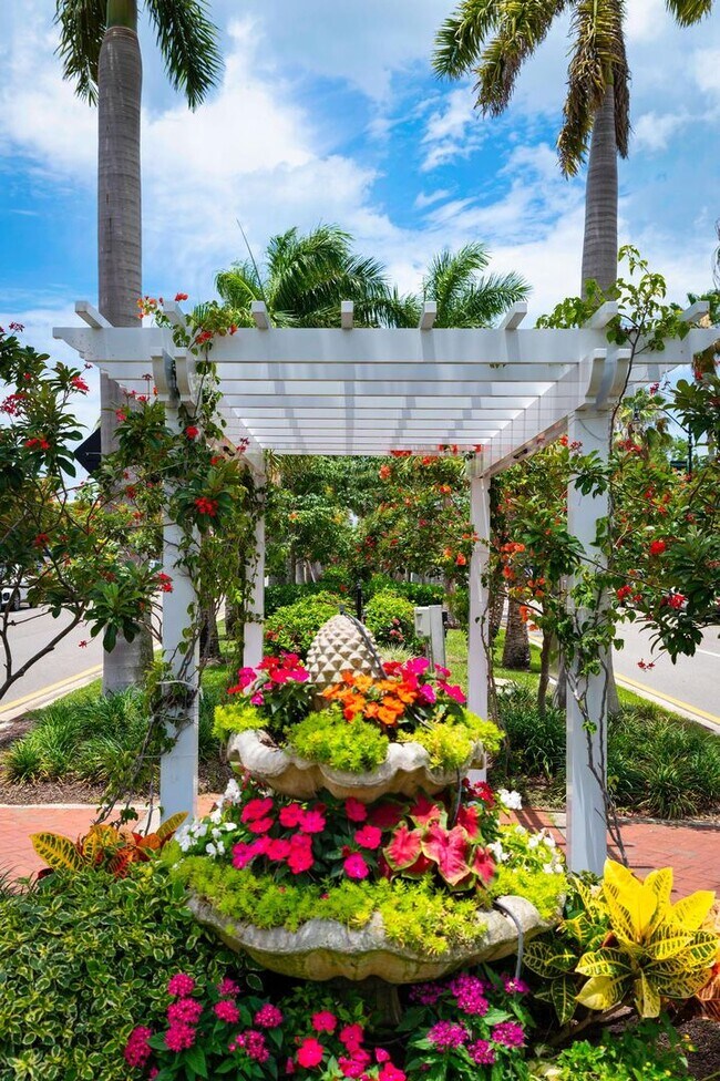 Building Photo - GORGEOUS FULLY RENOVATED 1st FLOOR 2 BEDROOM 1 BATHROOM CONDO LOCATED JUST 5 MINUTES FROM VENICE ...