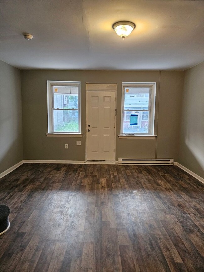 Building Photo - Remodeled Unit - Kingsessing