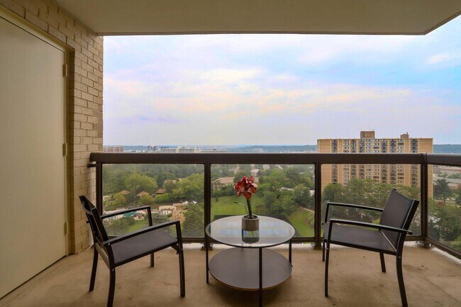 Building Photo - 307 Yoakum Pkwy