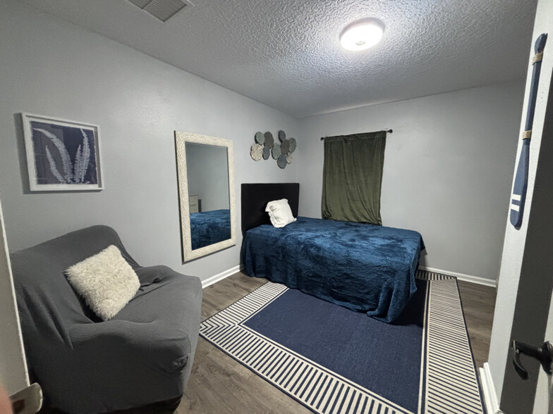 Primary Photo - 437 Fort Drum Ct